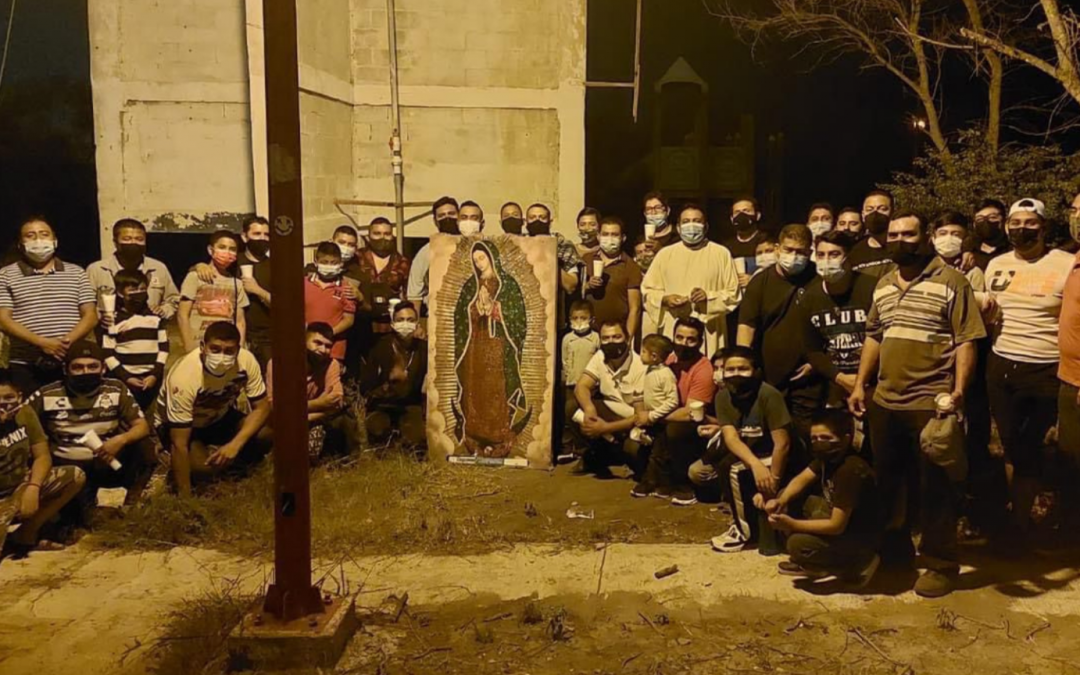 Grupo de hombres realizaron caminata durante la cual rezaron el Santo Rosario, manifestando así su fe y devoción a nuestra Madre del Cielo.